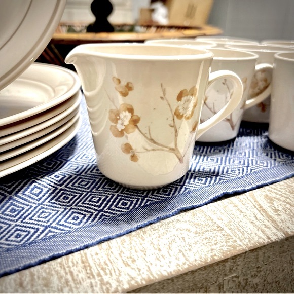Corningware 8 plates, 1 Creamer 7 mugs Vintage China Blossom - Picture 3 of 12